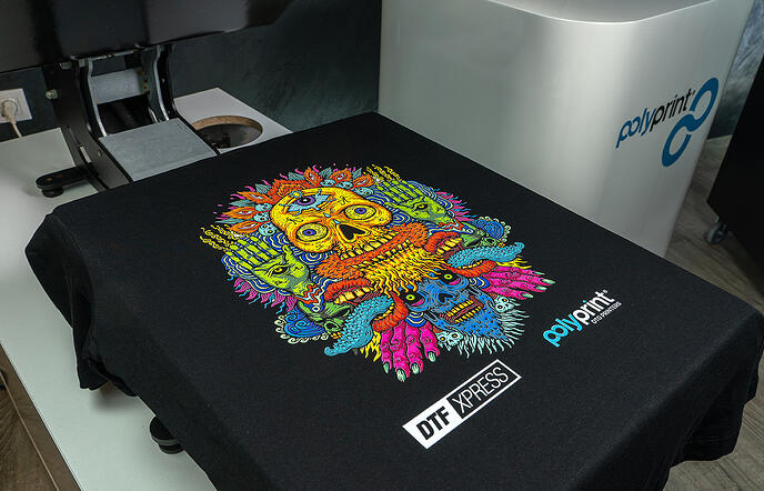 Stampa digitale DTG per t-shirt personalizzate con molti dettagli