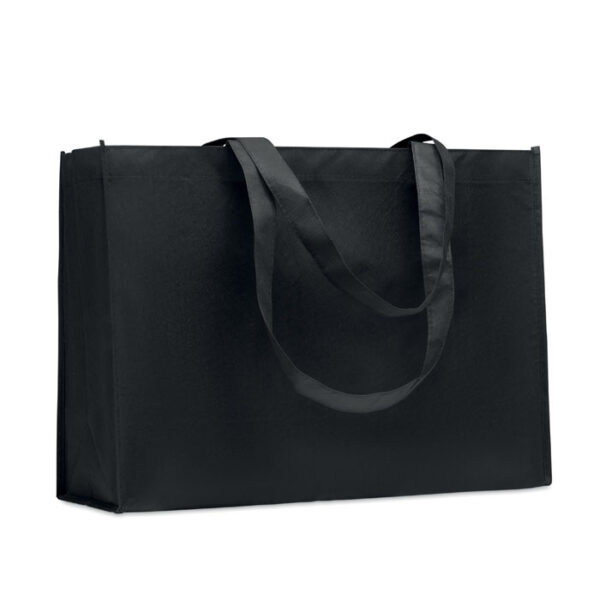 Shopper in tnt rpet